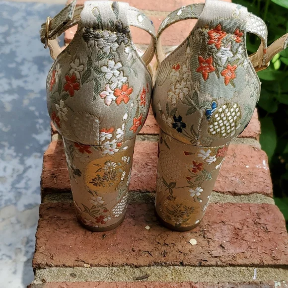 Fabric covered block heel sandals - Picture 5 of 11